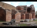 01640 ostia - regio ii - decumanus maximus - insula vii - teatro (ii,vii,2)- suedfront - weiter im westen - tabernae.jpg